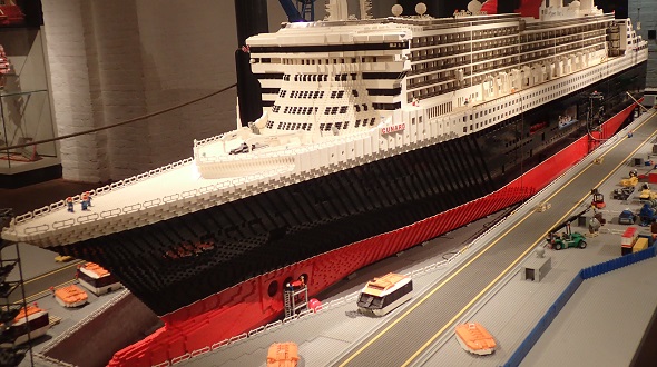 IMM - Queen Mary aus Lego